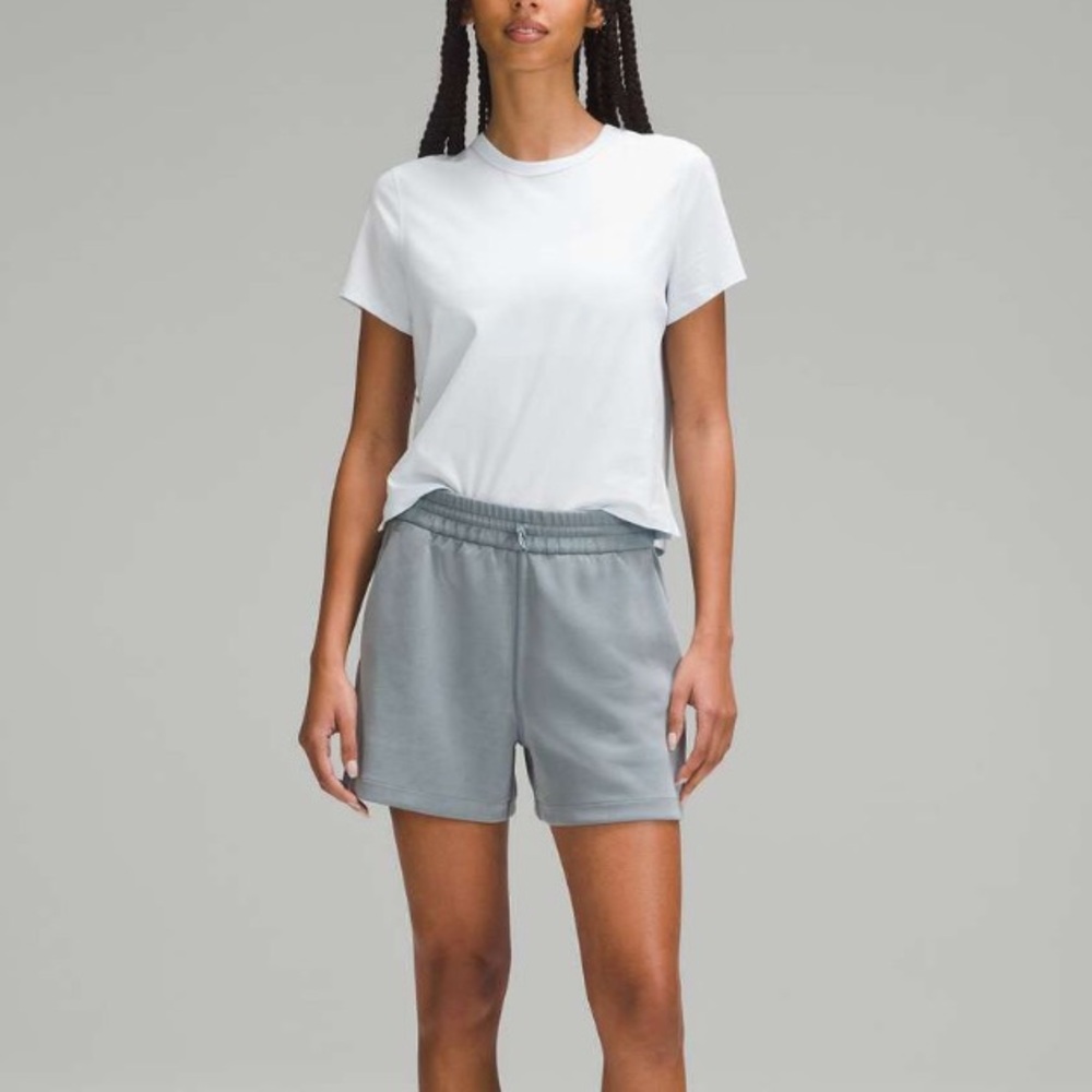 Lululemon Softstreme High-Rise Short 4"
Belgian Blue
Size 6
New with Tags